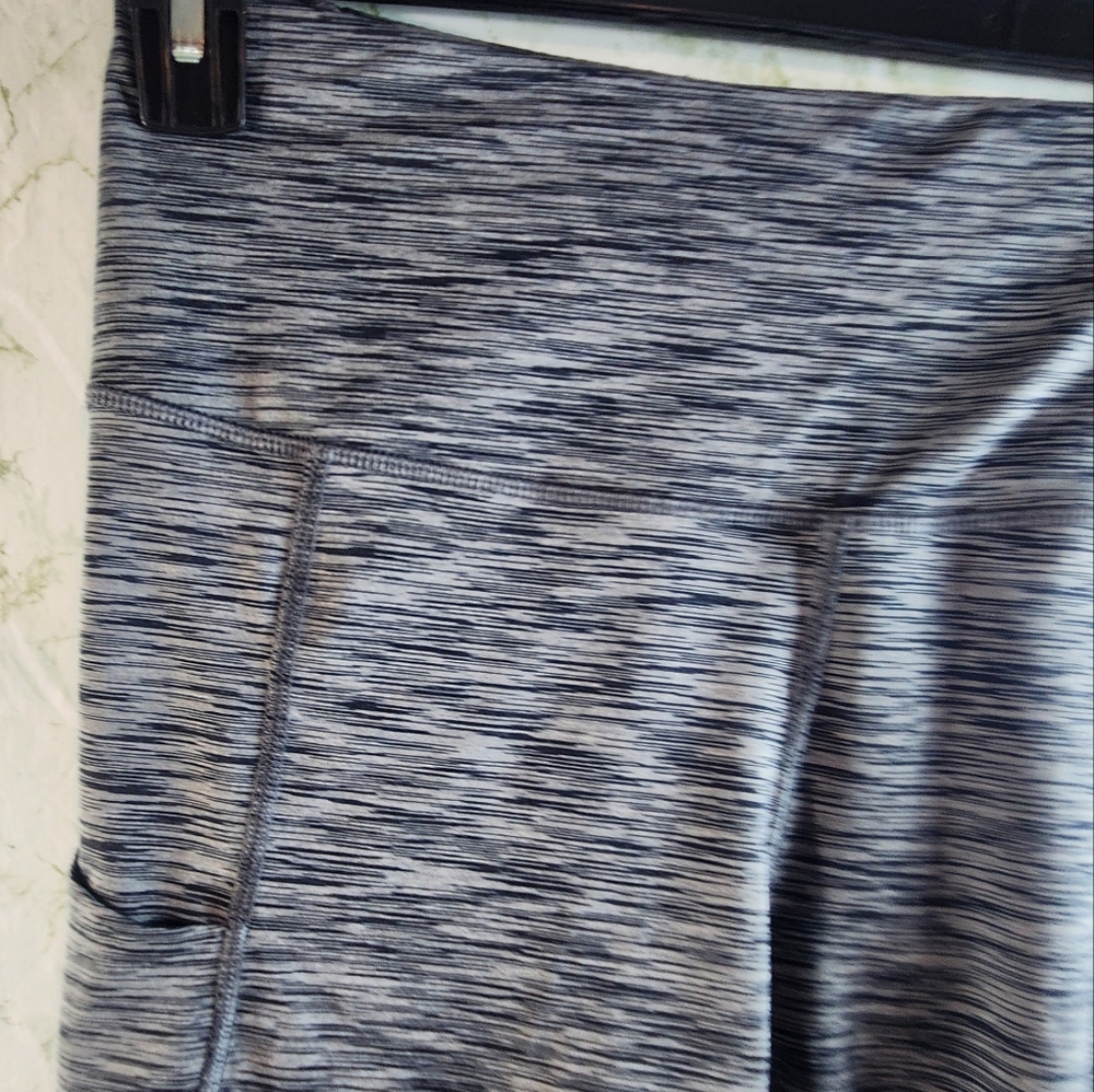 FUNANI Gray Capri Leggings - Picture 3 of 13